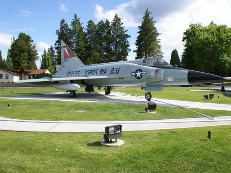一架美国空军FC-515战斗机在草坪上展示